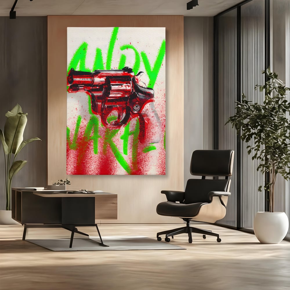 Tablou canvas cu tablou canvas cu pistol rosu si graffiti, fara rama, pe sasiu de lemn, pe perete intr-un birou